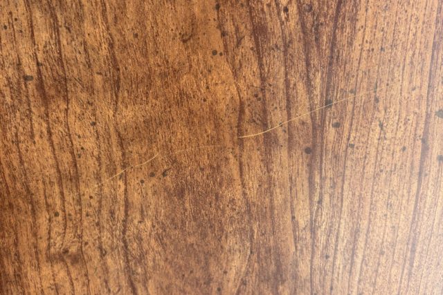 玄関内側についた線傷の補修前の状態です。